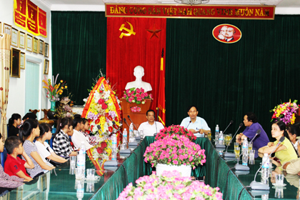 Đại biểu giáo viên, các bậc phụ huynh và học sinh trường THCS Hợp Thành, huyện Phú Lương, Thái Nguyên tới thăm trường và nghe tư vấn hướng nghiệp.